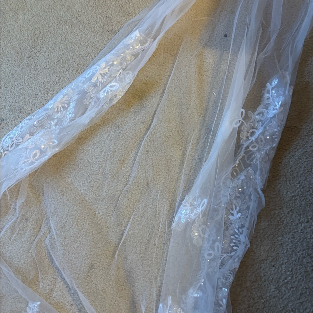 Elegant White Lace Veil